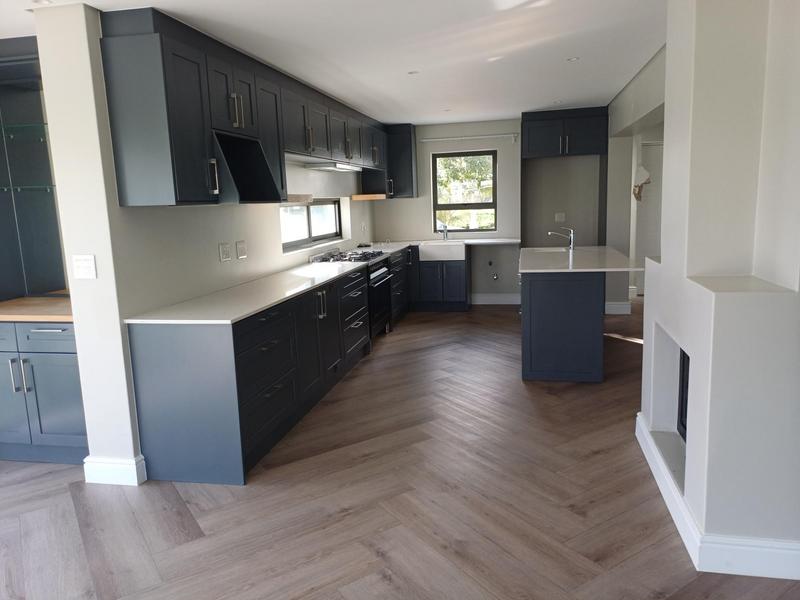 To Let 4 Bedroom Property for Rent in Somerset West Western Cape